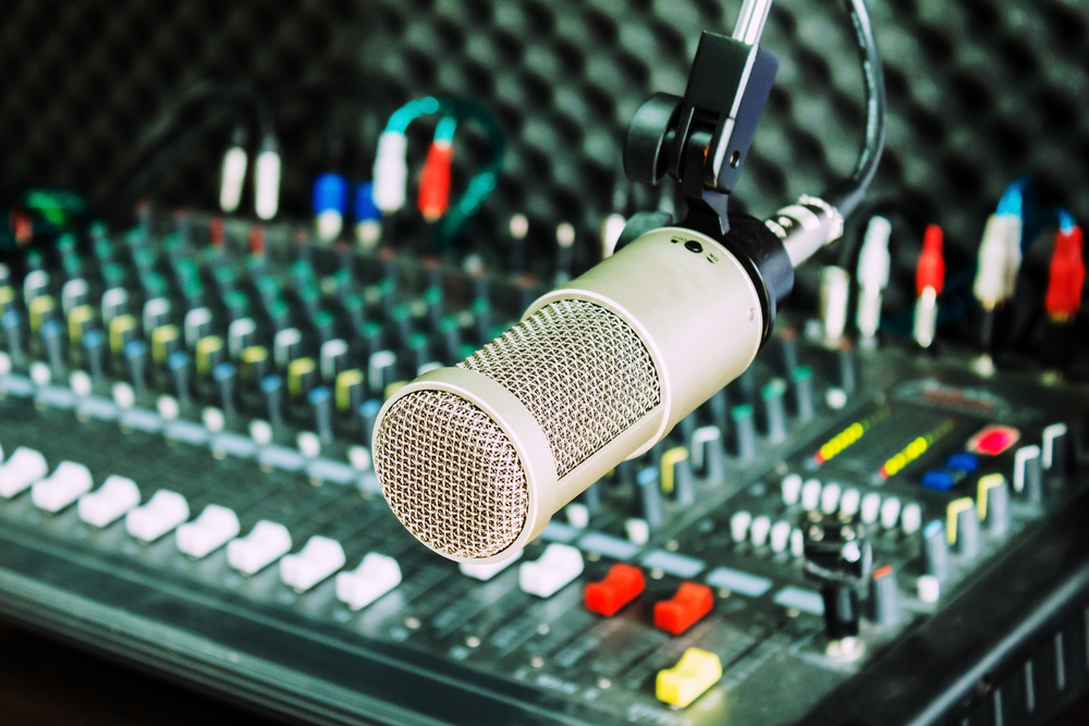 advantages of radio broadcasting